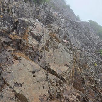 頑張って降りました・・😮‍💨

この先にさらに危険なツルツル岩場複数🪨
さすがにチェーンブレイク⛓️
ここの岩場はヤバい