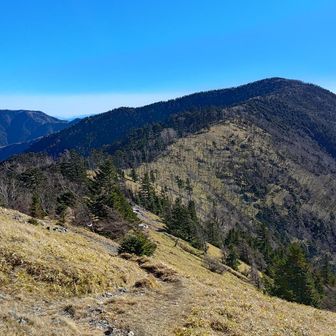 雁坂峠への下り。南側なので雪もなく絶景を見渡しながらの下りです。これがしたくてこっちのルートを選んだまである。