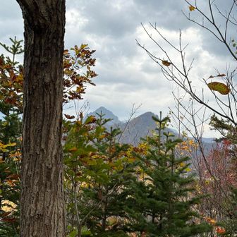 隙間から見える👀いつか行ってみたいカムエボ⛰️⛰️