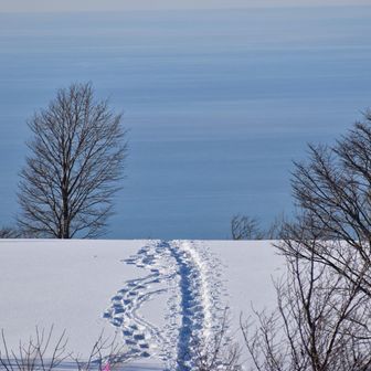 鳥海山・七高山・笙ヶ岳 海は穏やか
