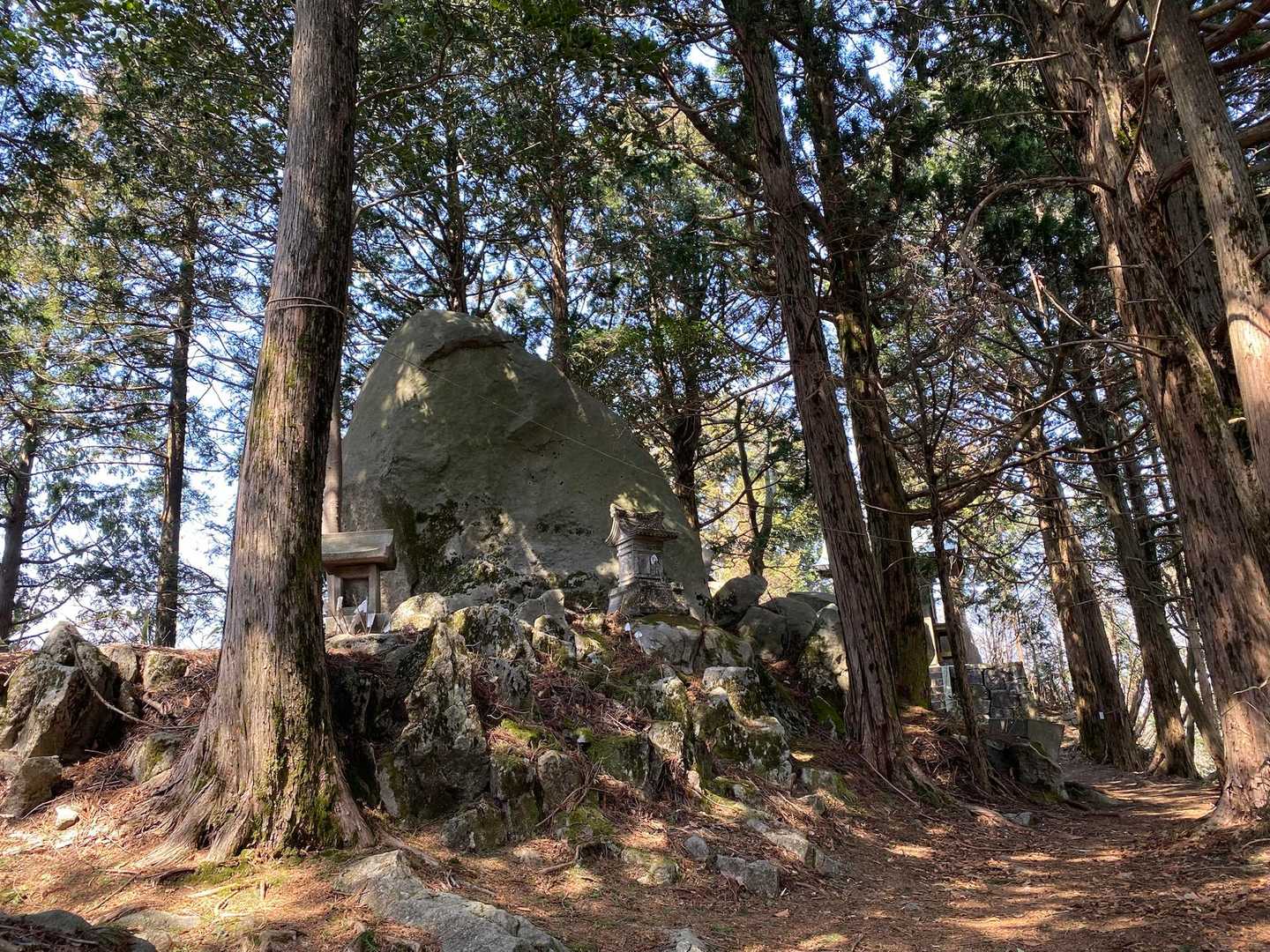 磐座のような、どうしてこの山頂にあるのか不思議🤔