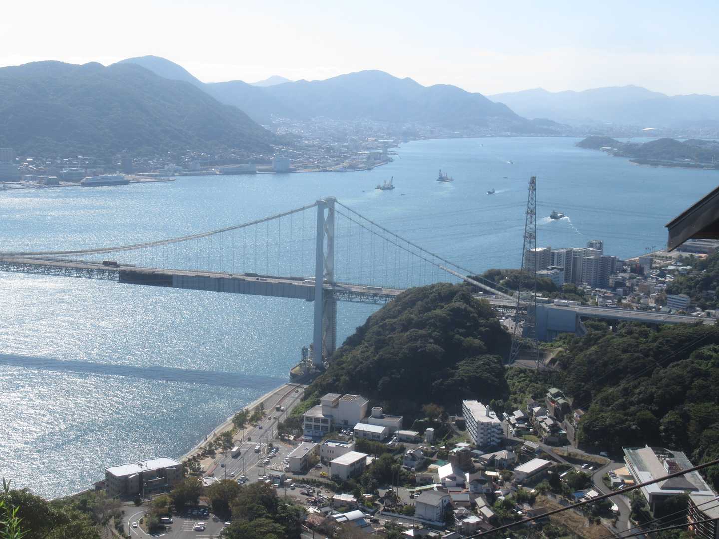 火の山レーダ局テラスから　第７管区海上保安本部、関門海峡の船舶の安全を見守る