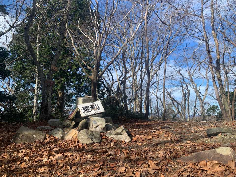 先ず　雲取山山頂
広い山頂ですが展望は効きません
軌跡だけ付けて　
散骨場所に手を合わせて🙏
北峰へ　ショートカットで登ります