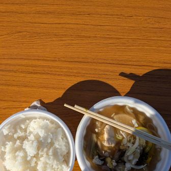 大盛りの白飯とぼんてん汁🍚（おかわりしました）朝もガッツリ食べたけど、山行くとお腹減るッスね🤤