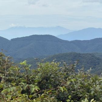 少し霞んでるけれど、大戸岳。会津穀倉地帯の守護神