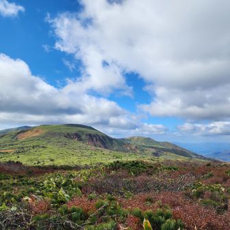 笹森山と湯森山
宿岩から歩いてきた稜線を振り返る