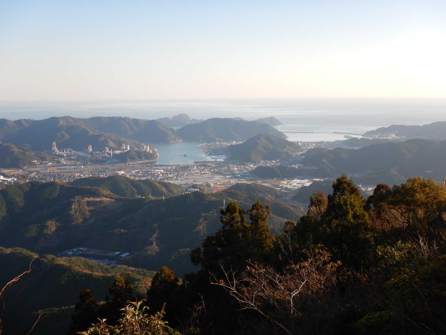 ちょっとだけ登山ルートから外れたところにある展望所は、山頂よりも須崎の街がよく見えるのでおすすめ。左が住友大阪セメント高知工場。右に日鉄鉱業鳥形山鉱業所。鳥形山からのベルトコンベア23.3キロの終点。