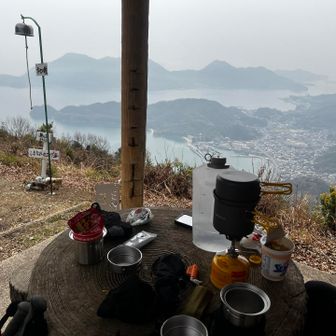 誰もいないし風も気持ちいいし
景色見ながらお昼ごはん