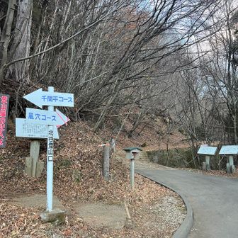 北谷登山口へは、カーブミラーがほとんどない迂回路を行くしかありません。いつ対向車が来ても止まれるスピードで走ります。