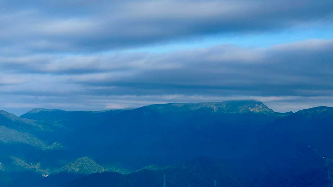 平標山山頂から苗場山