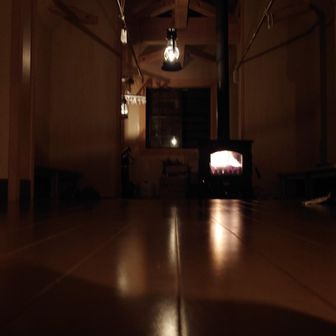 薪ストーブの明かりも相まっていい雰囲気。