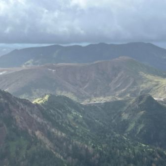 横手山山頂からの白根山方面と奥に御飯山
走ってる車が小さい😚