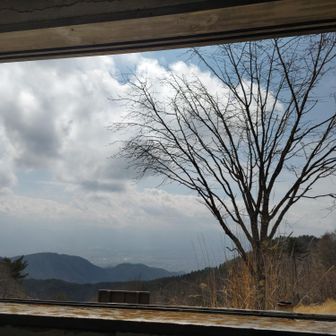 帯那山の廃屋の窓から覗いてみる。
☀なら、ここから🗻が、、、😭