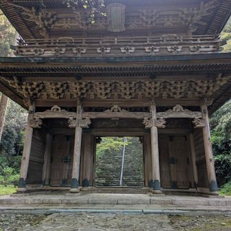 この門の奥の階段を登り清水寺へ