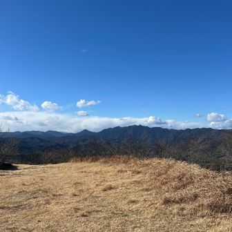 後ろを見るとギザギザした山が見える。