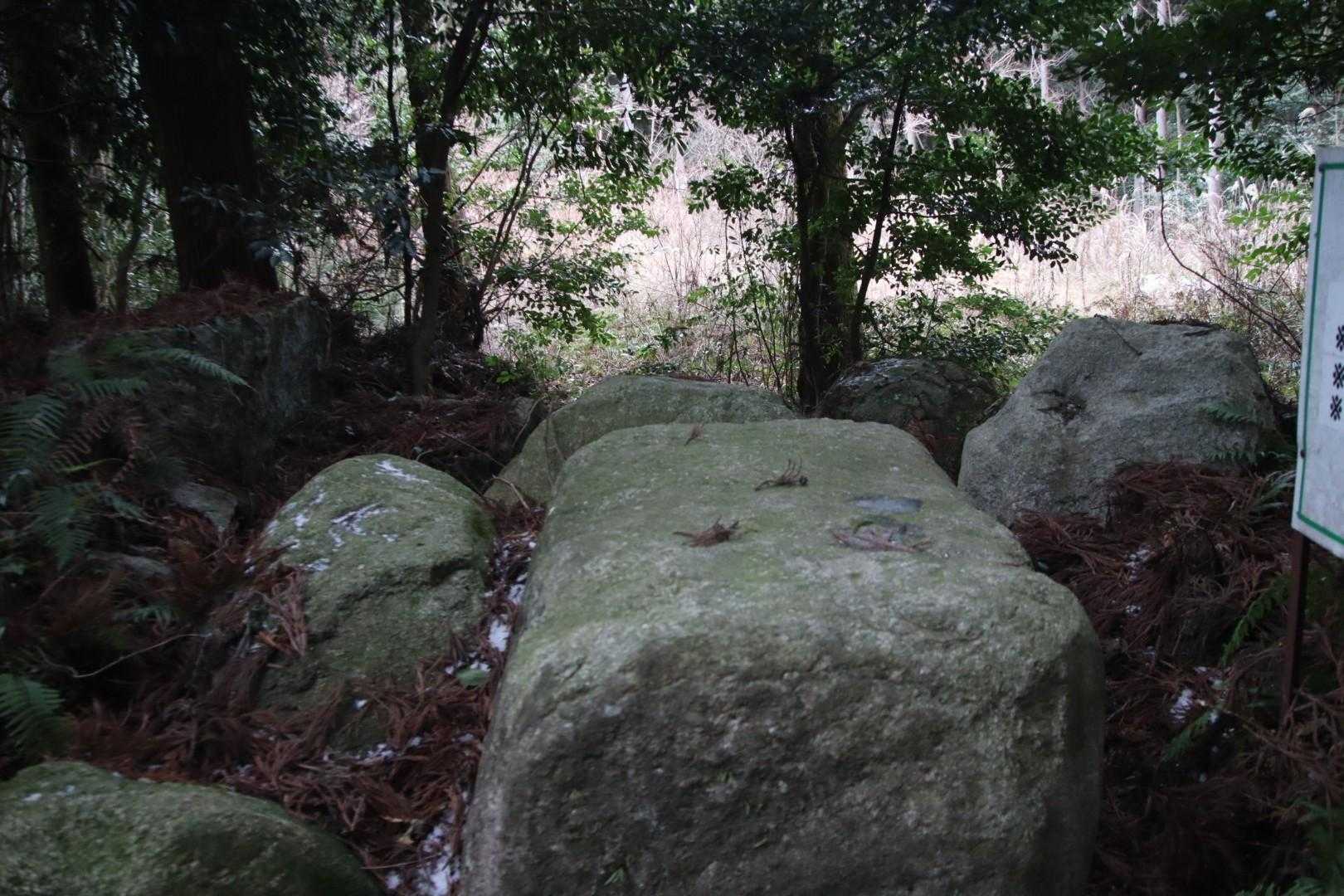 なんとなく昔のお墓や宗教施設の様です。