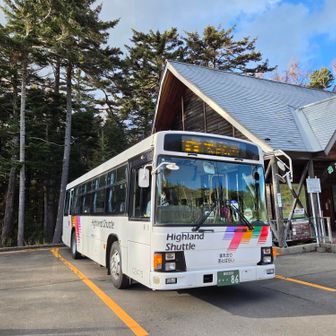 駐車場着いたら
ちょうど帰りのバスが到着
紅葉並木🍁を見ながら茅野駅へ🚌