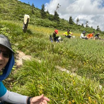 高田大岳と小岳の間のコルで昼食タイム