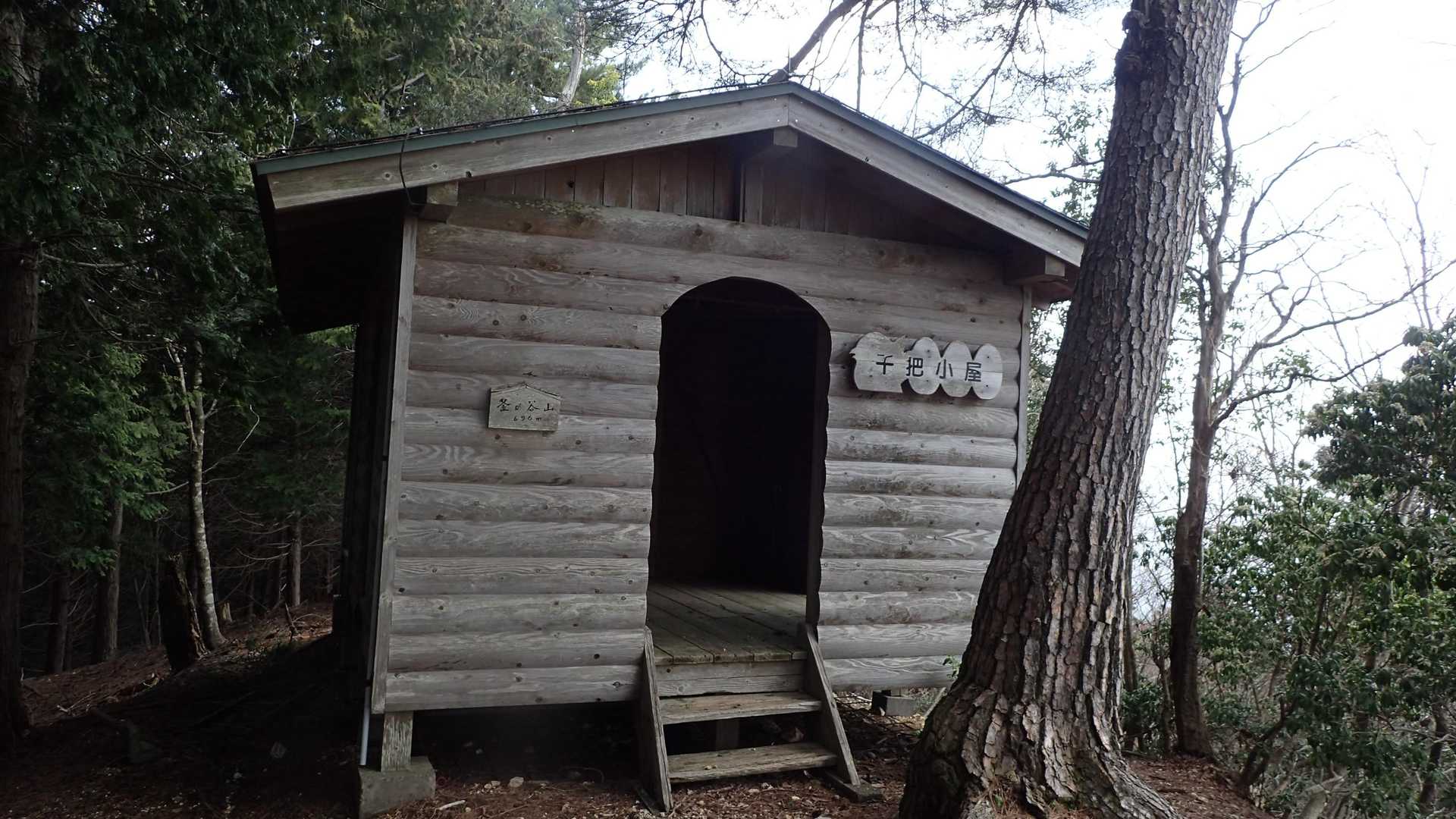 山頂には立派な小屋がありました。
