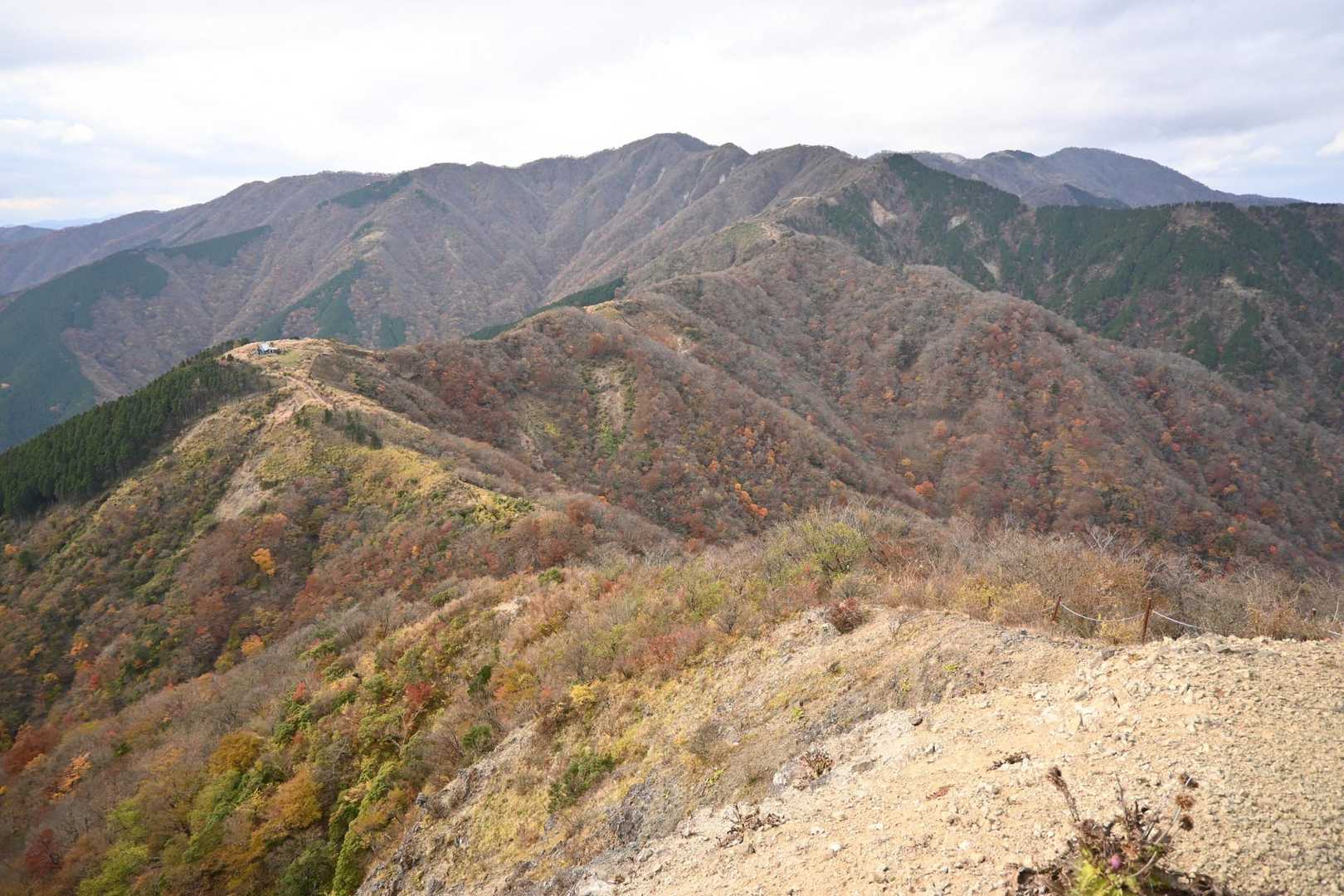 このペースで歩けるなら、右奥に見える丹沢山まで行けそうな気もする。