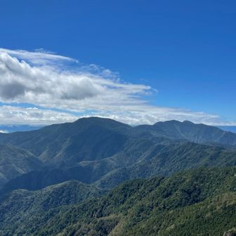 右側に瑞牆山と金峰山。
真ん中のなだらかな山は国師ヶ岳。