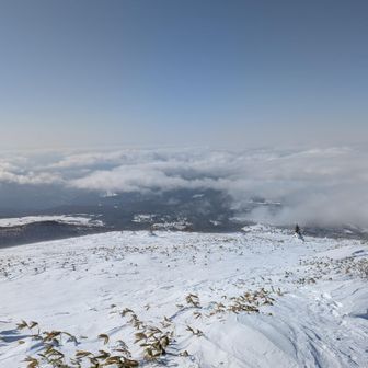 風が斜面を吹き上げてくるので初めて振り返る。下は曇ってそう