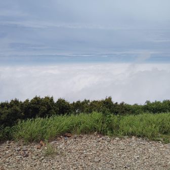 山頂に戻ってきた。何となく日本海ぽくも見えましたがスッキリとは晴れず。下山します