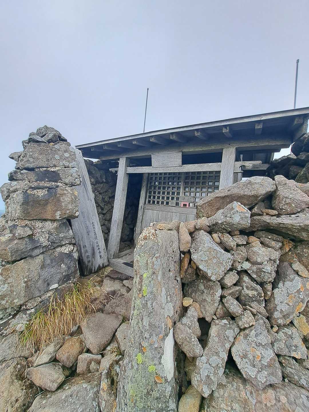 吾妻神社
天狗岩と名付けられた大岩海の端っこに鎮座されております
勿論、参拝させて頂きました