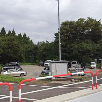 下山📷️撮らなくなるあるある。
てか滑る登山道に下りも気を抜けない💦
1回派手に転び3メートル位登山道を滑落した💦
幸いケガなどしなかった😮‍💨
その後スラさん御一行と会った😄
お別れしてからそーいや📷️撮れば良かったと後悔🥴

ほぼ🈵🅿️マンピー🫢