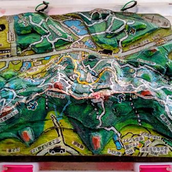 春日井三山の模型。
山頂の東屋に設置されているもの。

偶然、作者の方にお会いでき、いろいろとお話を伺い、他の作品写真も拝見させていただいた✨
