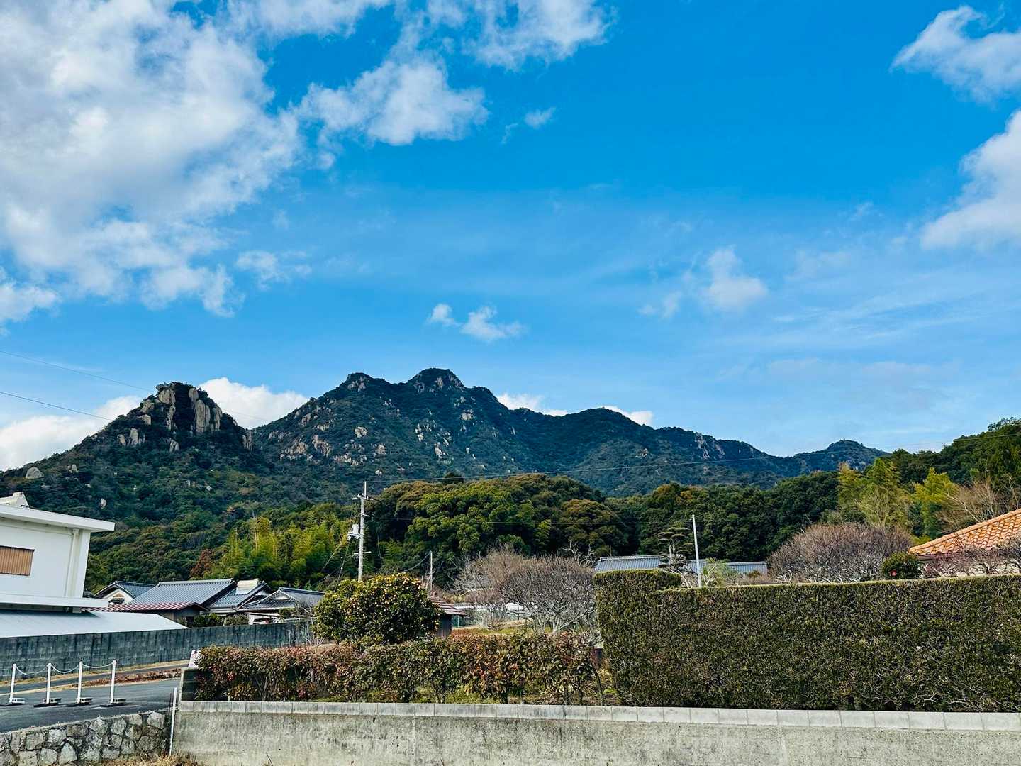 歩いたルートを一望　左から右へ
石船山→右田ヶ岳→塔之岡登山道

真ん中へんの丸っこいピークが右田ヶ岳
