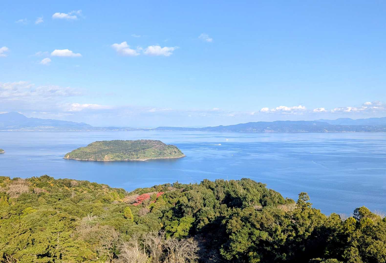 あれは知林ヶ島
島全体がしま山100選
３～10月の大潮・中潮の干潮時に現れる【ちりりんロード】を渡れますが、2024年6月の豪雨による島内土砂崩れで周遊は禁止