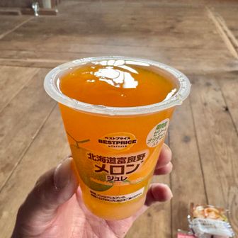 今日は🍑ではなく🍈ジュレ。
勿論、凍らせて。
🍈も美味しかった！

ランチ後、急ぐあまり左足のクッションと靴紐のセッティングが合わず途中でビリビリと酷い痛みが。