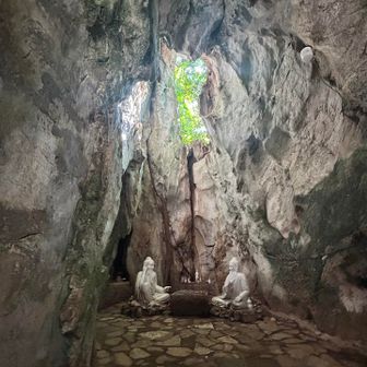 山の洞窟の中を探索