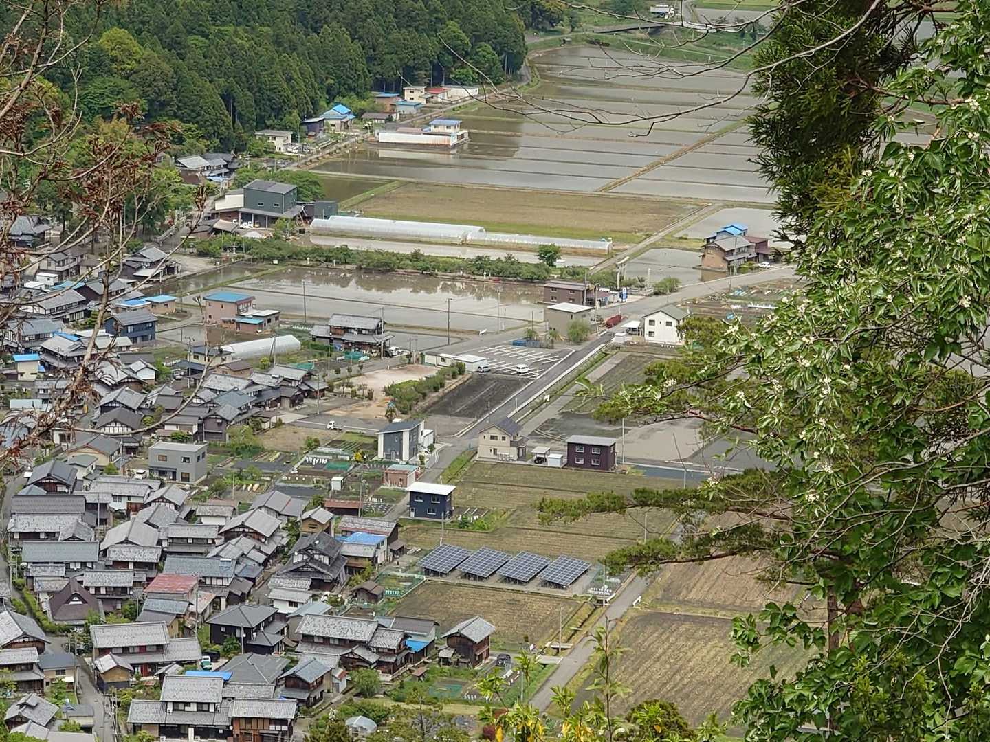 駐車場にポツンと1台で愛車が止まってる