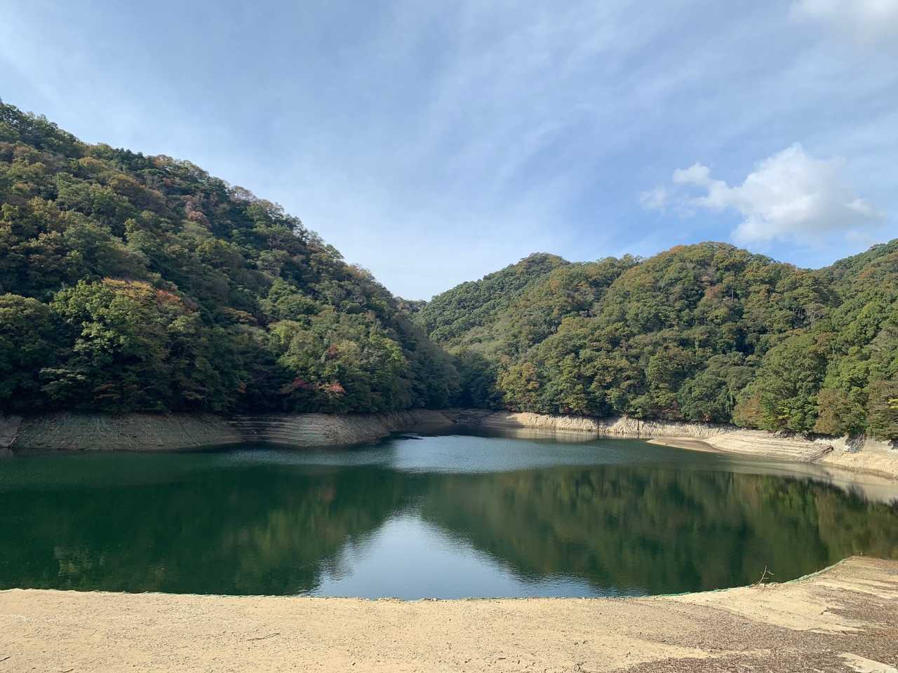 山の谷間から たなびく雲