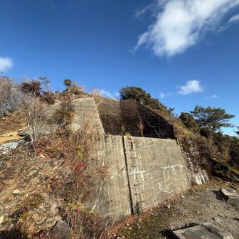 頂上にあるコンクリートの施設。これは何でしょうか？