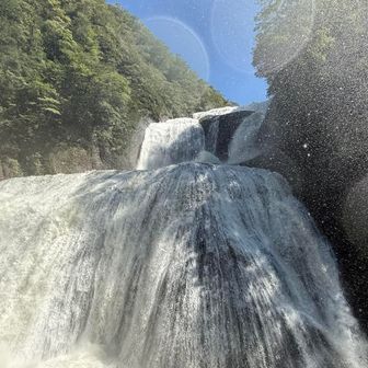 予想通り😆

昨日までの台風で水嵩が増した上流の川によって、滝の水も大増水！

水飛沫が観爆台の中まで飛び込んできます🤣