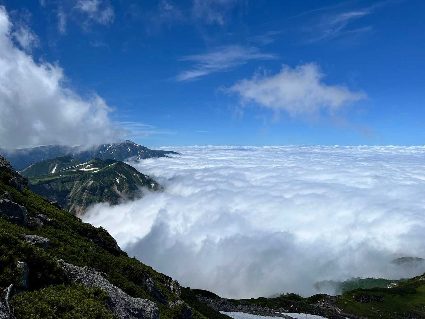 泣けてきそうな緊張感😭
少し広いところで振り返ると雲海🥹