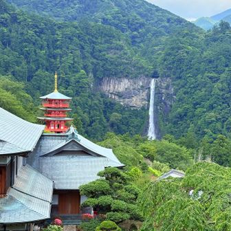 聖なる那智の滝は熊野那智大社のシンボル