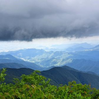 雨予報なかったのに黒い雲が…