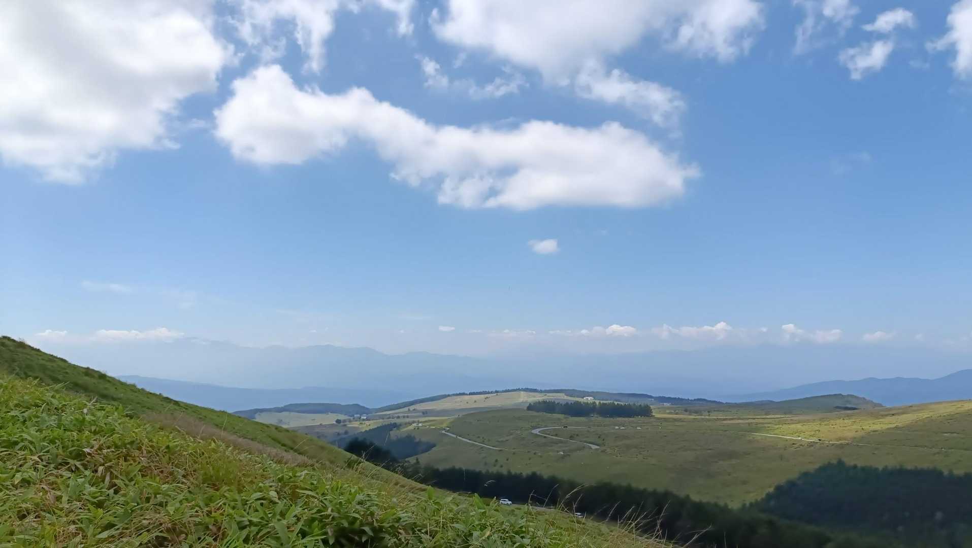 車山肩の駐車場から少し登るとこの景色✨️
ヤバい！美し過ぎてなかなか進めません。
車山肩までの道路からは富士山がきれいに見えました！