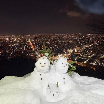 円山頂上からの夜景、可愛い雪だるまと一緒に