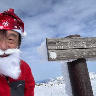 そして、今年の🎅は仙ノ倉山の山頂で自撮りです🤳
去年硫黄岳で着ていた赤のソフトシェルはシーズン終わりに大阪に持って帰って、持って来るのを忘れていたので今年はミドルレイヤーのフリースを赤にしました🟥　
他の登山者は皆さん平標山までだった様で後ろからは誰も来ていなかったので、強風で無茶苦茶寒い中をアウターのシェルを脱いで、ヒゲと帽子を被りましたが、もし他に登山者がいたら「あのオッサン、寒いのにアウターを脱いで変なヒゲを付けて気でもおかしいのか？」と思われますよね⁉️😆