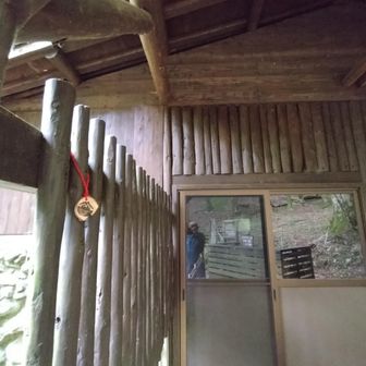 5合目小屋
ん？木札が
