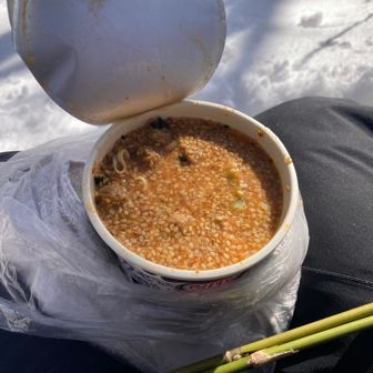 今日の山メシはカップ担々麺🥤箸を忘れて、ササの軸で急造😆