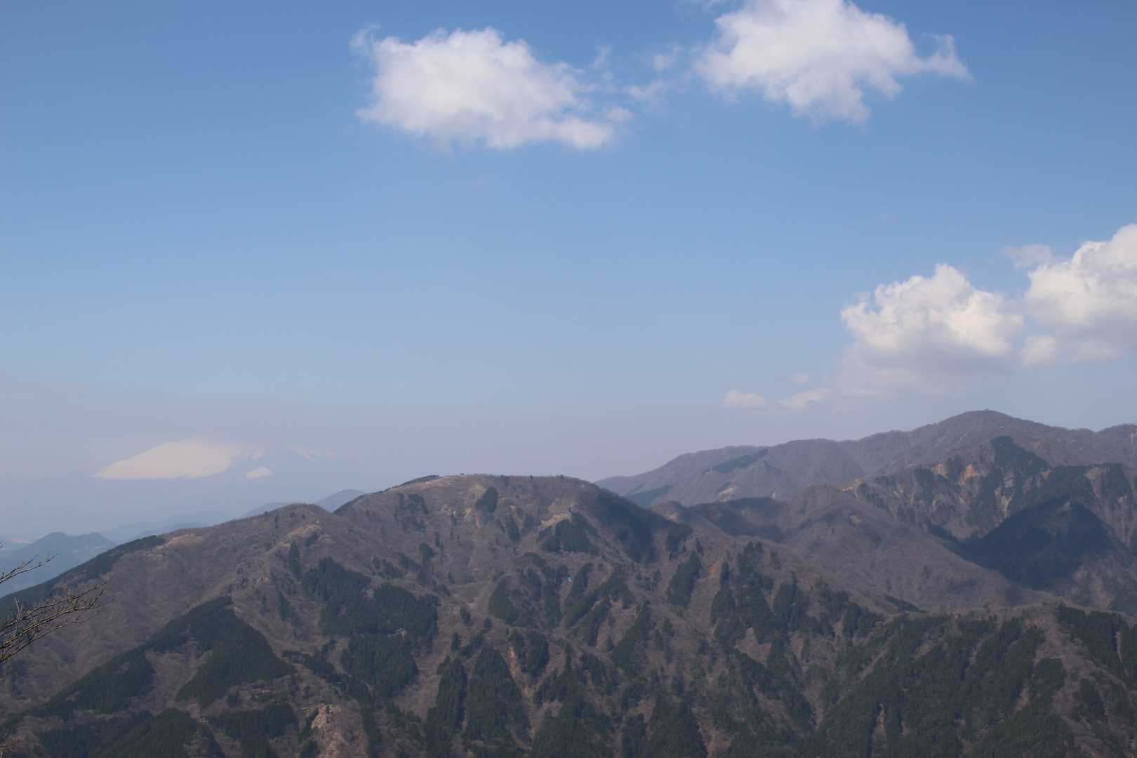 丹沢の主稜線。左の方に富士山も少し見える。