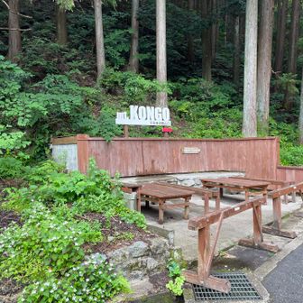 ここを右に行くと千早本道。左のルートへ進む。出張の荷物全部背負って登る。