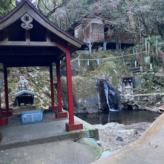 落差はないけど、何とも厳かな滝を発見。
大切に守られてるのがわかります