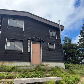 避難小屋まで帰ってきました。
ここで泊まるのも良いな！